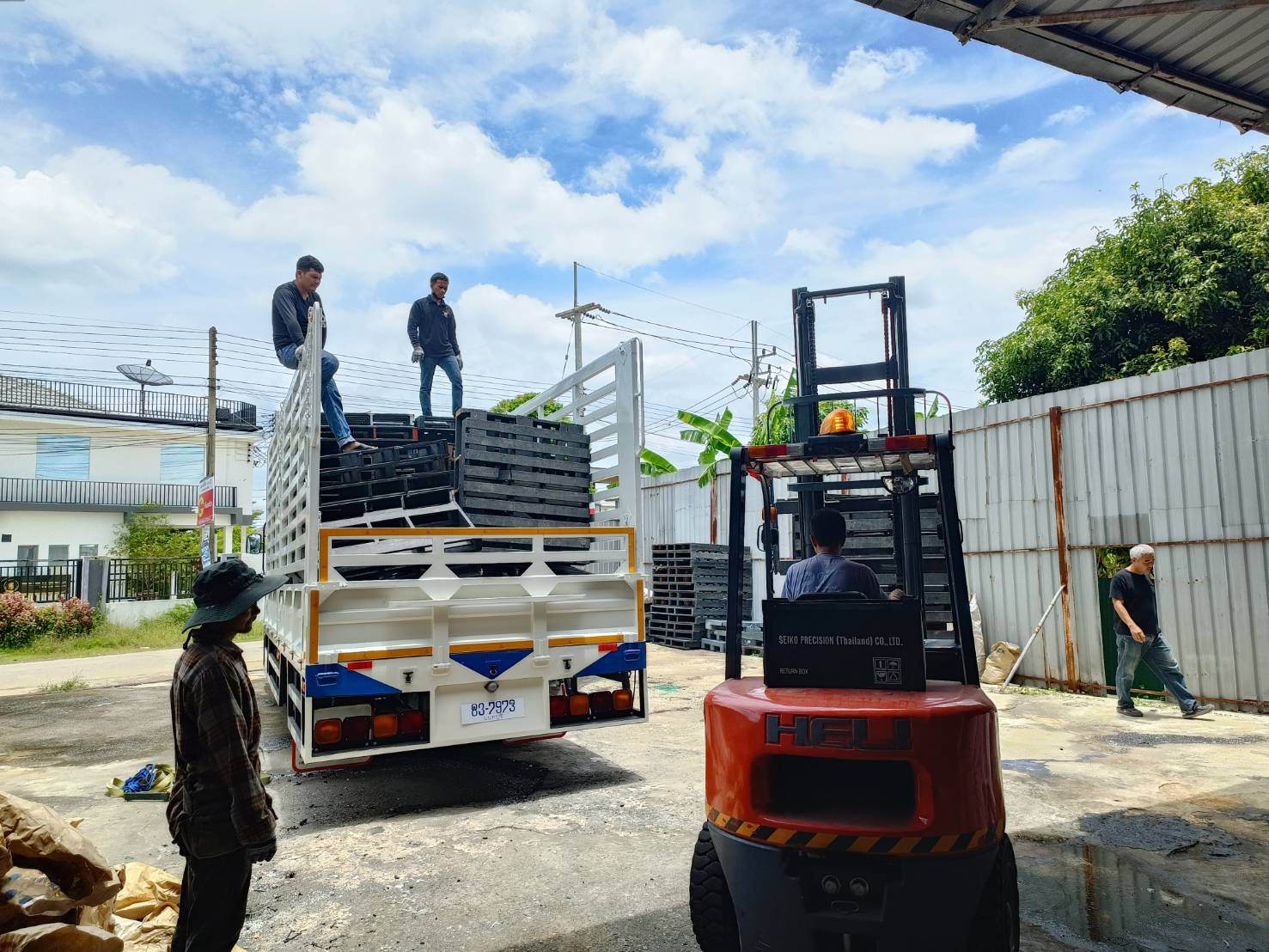 ทีมบริการรับซื้อของเก่าถึงบ้านและเคลียร์พื้นที่