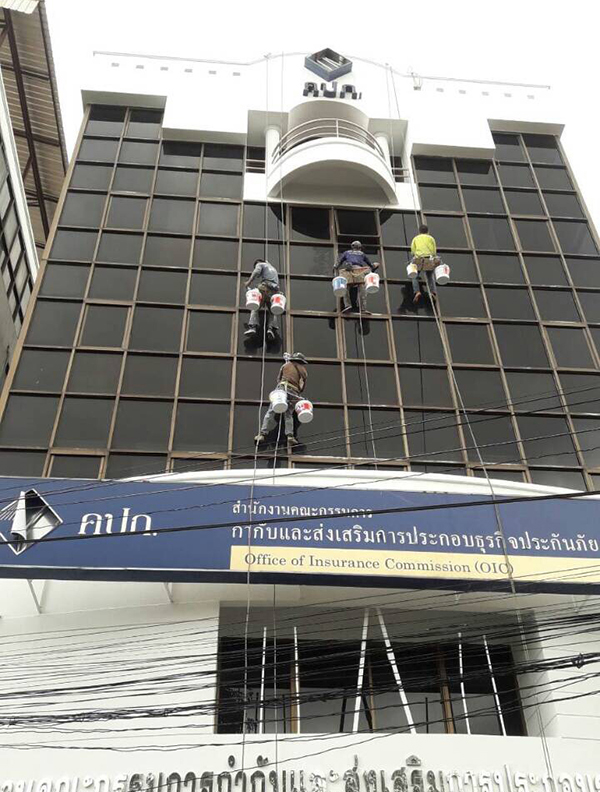 โรยทำความสะอาดหน้าต่างอาคาร