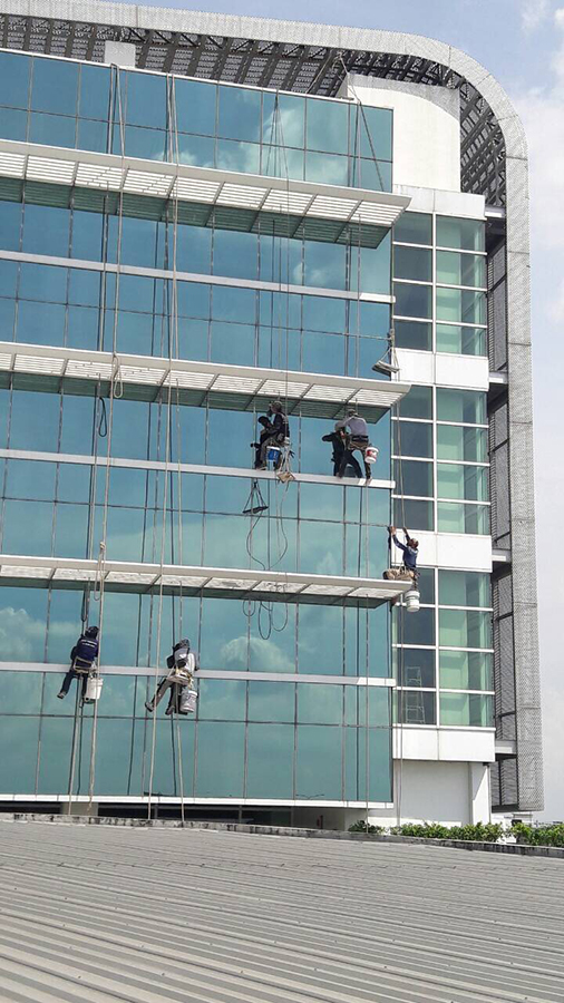 งานโรยตัวตรวจเช็กและซ่อมผนังอาคารสูง