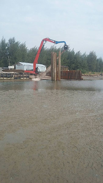 ก่อสร้างเขื่อนป้องกันตลิ่งริมทะเล จ. ตราด