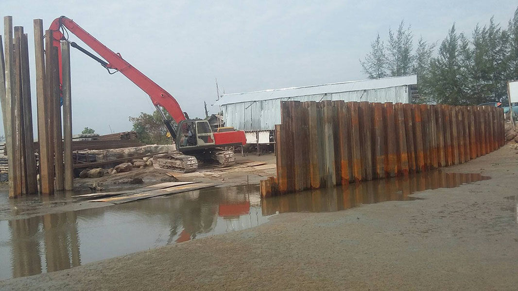ก่อสร้างเขื่อนป้องกันตลิ่งริมทะเล จ. ตราด