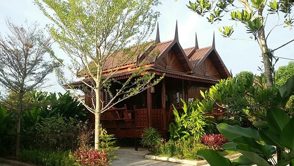 ภาพบ้านพักเรือนไทยช่วงกลางวัน