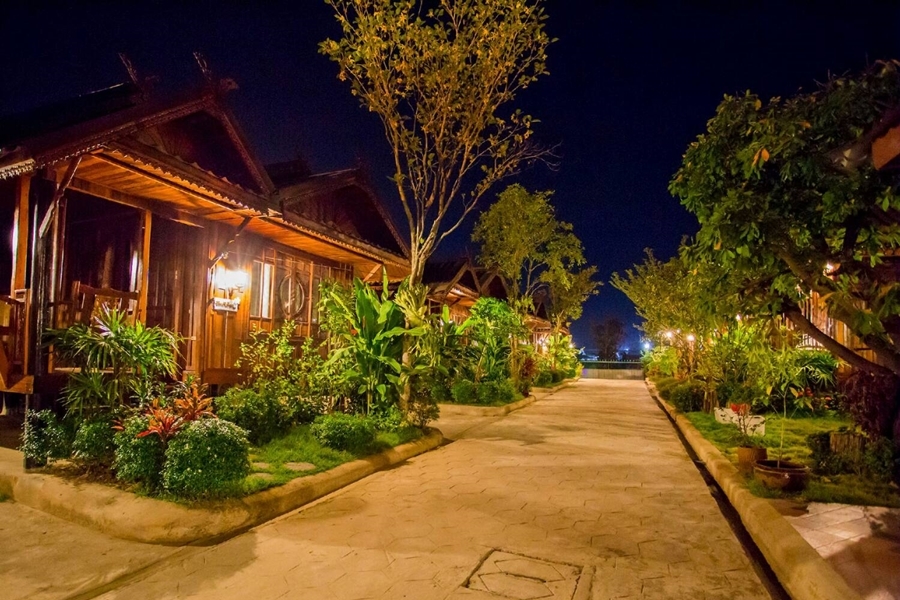 จุดสำหรับใส่ภาพบ้านพักเรือนไทยช่วงกลางคืน